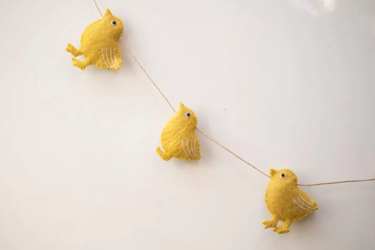 De Kulture Handmade Premium Wool Felt Easter Chicks Garland Eco Friendly Eastertide Wall Hanging Home Office Wedding Party Holiday Decoration Banner 48 Inches